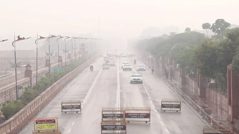 लखनऊ में रुक-रुक कर हो रही बारिश, गलन भरी हवाओं ने बढ़ाई ठंड